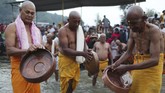 Masyarakat Nepal merayakan hari ayah dengan membawa kush, rumput suci ke dalam rumahnya. (AP Photo/Niranjan Shrestha)