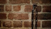 Rantai dan kunci terpancang pada tembok bata di Mount Vernon, rumah dari George Washington. Selain membangun rumah, para budak juga meratakan tanah, serta mencampur berbagai bahan untuk membentuk batu bata. (REUTERS/Carlos Barria)