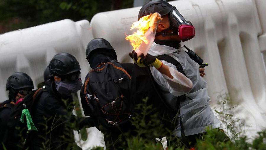 Polisi Hong Kong menembakkan gas air mata dan meriam air pada hari Sabtu ketika pemrotes pro-demokrasi melemparkan bom molotov.