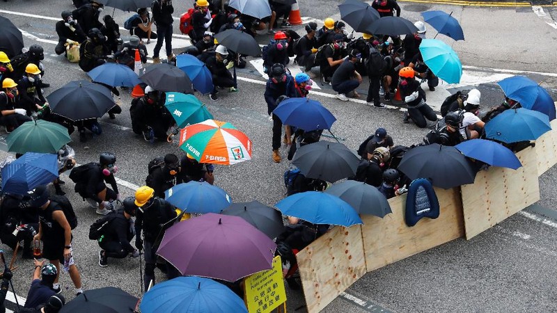 Polisi Hong Kong menembakkan gas air mata dan meriam air pada hari Sabtu ketika pemrotes pro-demokrasi melemparkan bom molotov.