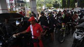 Sejumlah warga antre mengisi BBM di salah satu SPBU di Jayapura, Papua, Sabtu (31/8/). Sejumlah SPBU di wilayah tersebut kembali beroperasi setelah sempat ditutup pascaunjuk rasa warga. (ANTARA FOTO/Zabur Karuru)