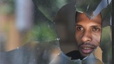 Warga melihat di balik kaca jendela yang pecah di Jayapura, Papua, Sabtu (31/8). Pada hari ini, kerusuhan telah mereda dan Kabid Humas Polda Papua mengatakan situasi kota kondusif. (ANTARA FOTO/Zabur Karuru)