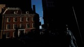Bangunan Fraunces Tavern di New York, AS, pun demikian. Dibangun oleh keluarga De Lancey pada 1719, bangunan ini memiliki hotel dan juga rumah pribadi dan jadi salah satu rumah bersejarah dalam Perang Revolusi. (REUTERS/Carlos Barria)
