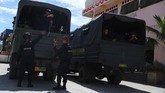 Sejumlah personel Brimob Polri menurunkan perlengkapannya ketika tiba di Jayapura, Papua, Sabtu (31/8). Polri menurunkan personel Bantuan Kendali Operasi (BKO) untuk membantu pemulihan situasi keamanan di antaranya dari Medan dan Kepulauan Riau. (ANTARA FOTO/Zabur Karuru)