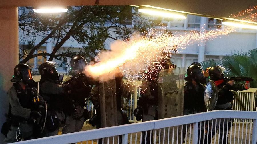 Polisi Hong Kong menembakkan gas air mata dan meriam air pada hari Sabtu ketika pemrotes pro-demokrasi melemparkan bom molotov.