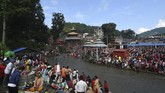 Nepal merayakan hari ayah yang disebut sebagai Kushe Ausi. Di hari ini para ayah dimanjakan dengan berbagai makanan dan benda-benda kesukaannya. (PRAKASH MATHEMA / AFP)