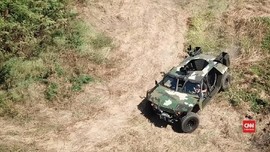 'Mengaduk' Rawa Pakai Kendaraan Taktis TNI Buatan Tangerang