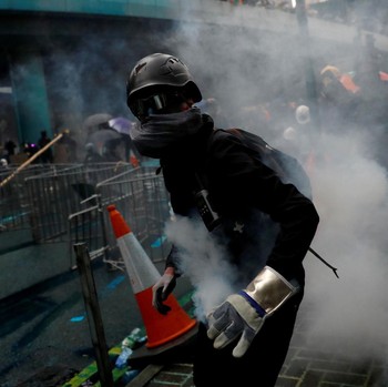 Hong Kong Panas, Bom Molotov Hingga Gas Air Mata Warnai Demo