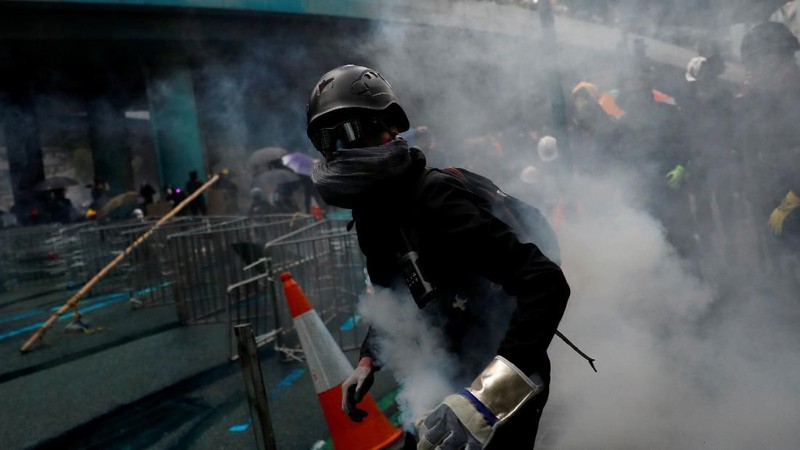 Polisi Hong Kong menembakkan gas air mata dan meriam air pada hari Sabtu ketika pemrotes pro-demokrasi melemparkan bom molotov.