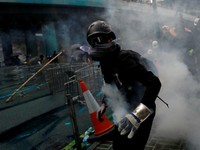 Hong Kong Panas, Bom Molotov Hingga Gas Air Mata Warnai Demo