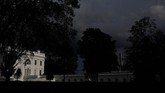 Gedung Putih di Washington, AS. Bangunan ini mulai dirancang pada 1792 dan dibangun oleh tangan para budak. Pada 2008, Michelle Obama yang merupakan keturunan budak, menjadi perempuan Afrika-Amerika pertama yang menjadi ibu negara dan tinggal di bangunan ini. (REUTERS/Carlos Barria)