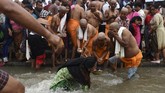 Di hari ayah ini yang dikenal dengan Kushe Ausi atau Pitri Tirpani Aausi atau Gokarne Ausi, para ayah dimanjakan. ( PRAKASH MATHEMA / AFP)