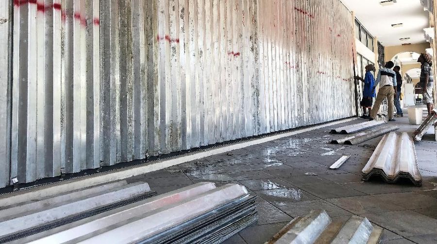 Badai kategori 4 sebagaimana digambarkan para pakar, bisa membuat kerusakan parah, menghancurkan rumah dan toko, merobohkan jalan, pohon dan saluran listrik.