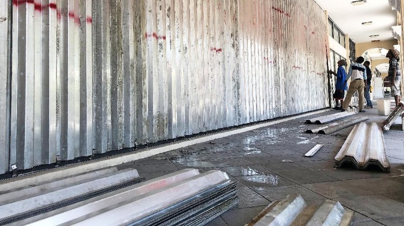 Badai kategori 4 sebagaimana digambarkan para pakar, bisa membuat kerusakan parah, menghancurkan rumah dan toko, merobohkan jalan, pohon dan saluran listrik.