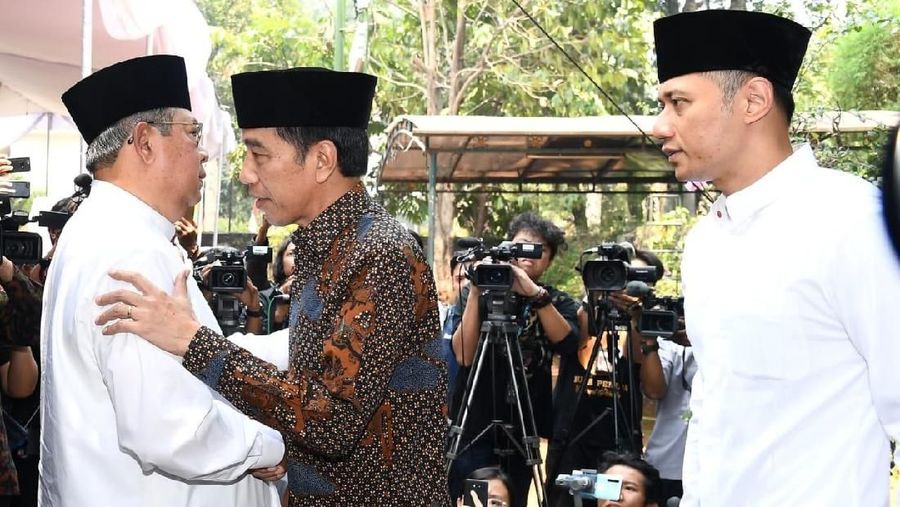 Setelah Partai Gerakan Indonesia Raya, kini giliran Partai Demokrat yang dikabarkan akan merapat ke dalam koalisi Jokowi-Ma'ruf.