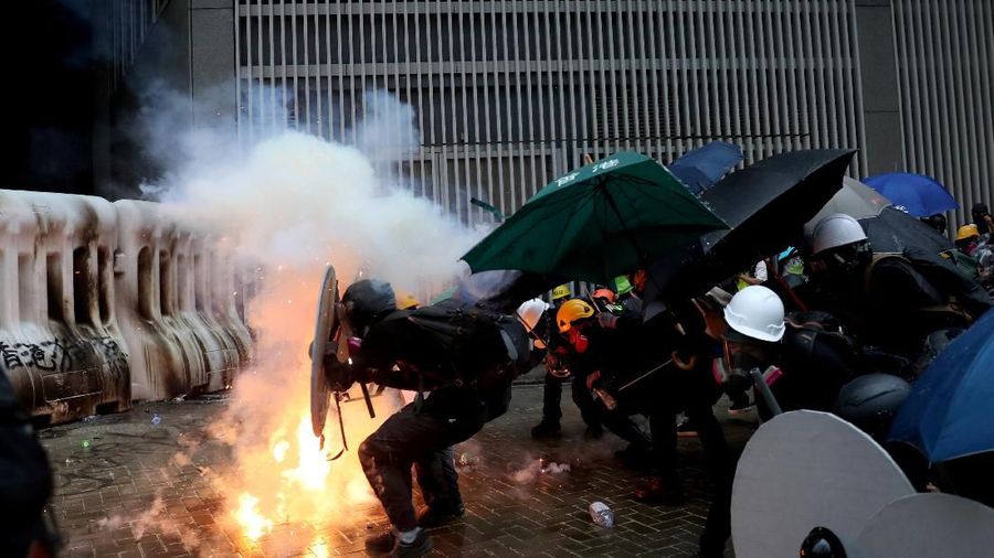 Polisi Hong Kong menembakkan gas air mata dan water canon pada Sabtu (30/8/2019) di tengah serangkaian bentrokan.