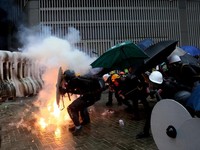 Hong Kong Rusuh! Molotov & Gas Air Mata Berterbangan
