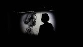 Seorang pengunjung menyaksikan video presentasi di rumah James Madison yaitu Montpelier di Orange County, Virginia, AS. Rumah yang dibangun pada 1764 ini milik keluarga James Madison, presiden AS keempat. (REUTERS/Carlos Barria)