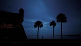 Seorang bocah laki-laki berlari di depan Castillo de San Marcos di Florida, Amerika Serikat. Bangunan yang dibangun pada 1670 ini merupakan salah satu satu dari sekian banyak bangunan yang dibangun oleh para budak dari Afrika atau Amerika Selatan. (REUTERS/Carlos Barria SEARCH)