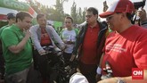 Menteri Koordinator Bidang Kemaritiman Luhut Pandjaitan, Menteri Perhubungan Budi Karya Sumadi, Menteri Perindustrian Airlangga Hartarto juga menghadiri pameran kendaraan listrik. Luhut yang hadir mewakili Jokowi sempat menjajal motor Gesits berwarna merah.