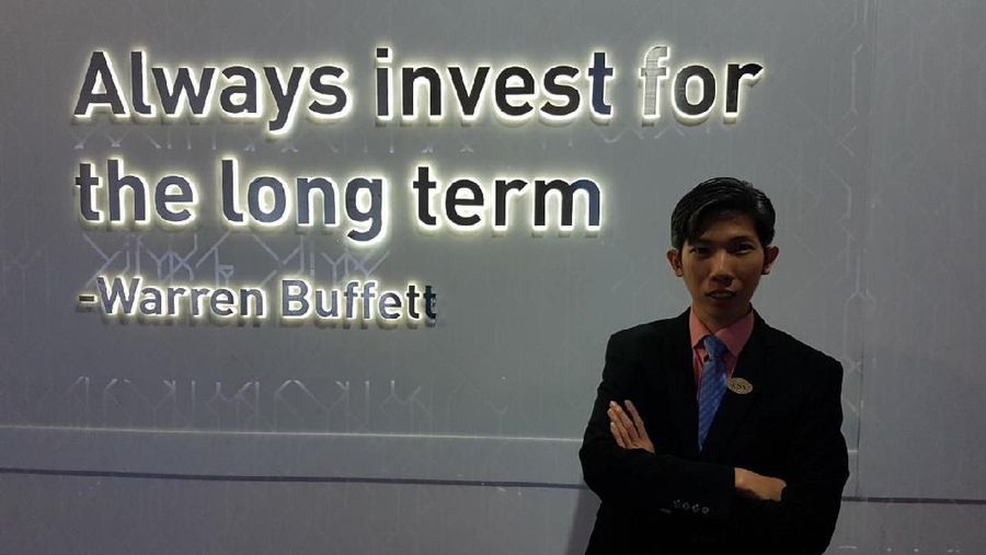 Pria dengan 32 gelar akademis ini berbagi tips investasi main saham yang jitu dan aman