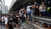 Pembatalan ini dilakukan akibat aksi demonstrasi yang dilakukan aktivis pro demokrasi. (AP Photo/Kin Cheung)