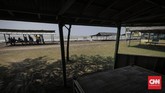 Kebocoran minyak itu membuat para nelayan juga beralih profesi menjadi pengumpul limbah. Di Pantai Pelangi para pengumpul limbah ini terlihat beristirahat ketika di tengah-tengah suasana sepi pantai yang ditinggal pengunjung, Selasa (20/8). (CNN Indonesia/Adhi Wicaksono)