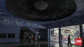 Pengunjung menikmati instalasi luar angkasa di Skyworld, Taman Mini Indonesia Indah, Jakarta, Minggu, 1 September 2019. (CNN Indonesia/Bisma Septalisma)