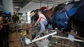 Sebanyak 16 penerbangan di bandara internasional Hong Kong dibatalkan, Minggu (1/9). (AP Photo/Kin Cheung)