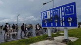 Unjuk rasa yang dilakukan di luar bandara Hong Kong ini sengaja dilakukan untuk mengganggu jadwal penerbangan dan menarik perhatian global pada perjuangan mereka. (AP Photo/Vincent Yu)