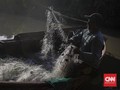 Para Pemburu 'Hantu' Gumpalan Minyak Pertamina di Karawang