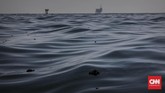 Pada Rabu (21/8) lalu, tumpahan minyak masih tercecer di Laut Utara Karawang, Jawa Barat. Pertamina sendiri telah memasang static oil boom dan movable oil boom agar gumpalan minyak tak menyebar luas, tapi masih ada yang mencapai pantai. (CNN Indonesia/Adhi Wicaksono)