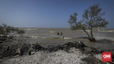 Kondisi terkini pesisir pantai kawasan Sungai Buntu akibat tumpahan minyak mentah, Rabu (21/8). Bagi mereka yang ingin datang ke pantai diwajibkan mengenakan masker dan sepatu boots agar tak terkena dampak limbah minyak. (CNN Indonesia/Adhi Wicaksono)