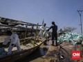 TNI Bersihkan Teluk Ambon, Ratusan Karung Sampah Terkumpul