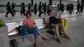 Sebelumnya, operator kereta bandara Airport Express menangguhkan layanan kereta menuju bandara. (AP Photo/Kin Cheung)