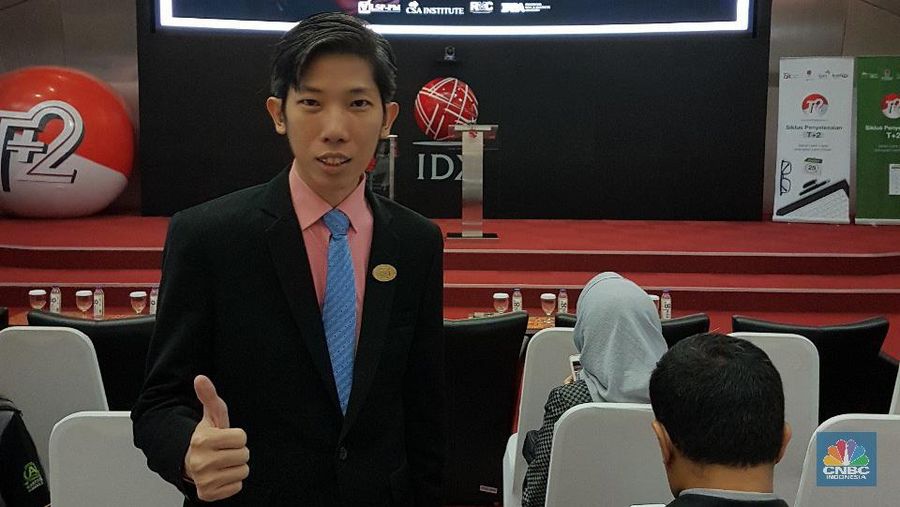Keinginan kuliah yang kuat tampaknya mengantarkan Welin Kusuma memiliki banyak gelar akademis.