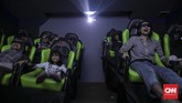 Pengunjung menikmati wahana Cinema 5D di Skyworld, Taman Mini Indonesia Indah, Jakarta.