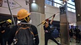 Para pedemo Hong Kong kembali menggelar demonstrasi dengan menyerbu sejumlah stasiun utama kereta bawah tanah (The Mass Transit Railway/MTR) pada Senin (2/9) pagi waktu setempat. (Photo by Lillian SUWANRUMPHA / AFP)