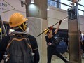 FOTO : Demonstran Kepung Stasiun MRT Hong Kong