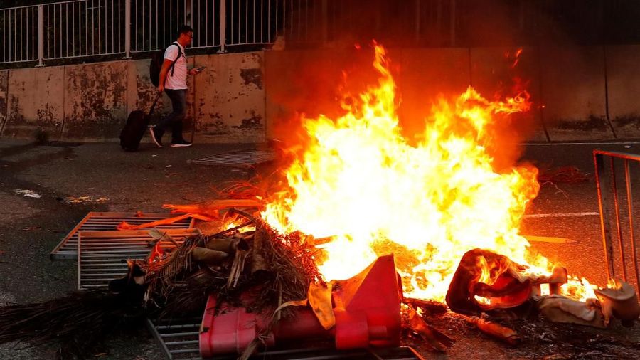 Bandara Hong Kong merupakan bandara tersibuk no 6 di dunia yang terdapat 427 ribu pergerakan, 74 juta penumpang dan 5,1 juta ton total kargo yang diangkut.