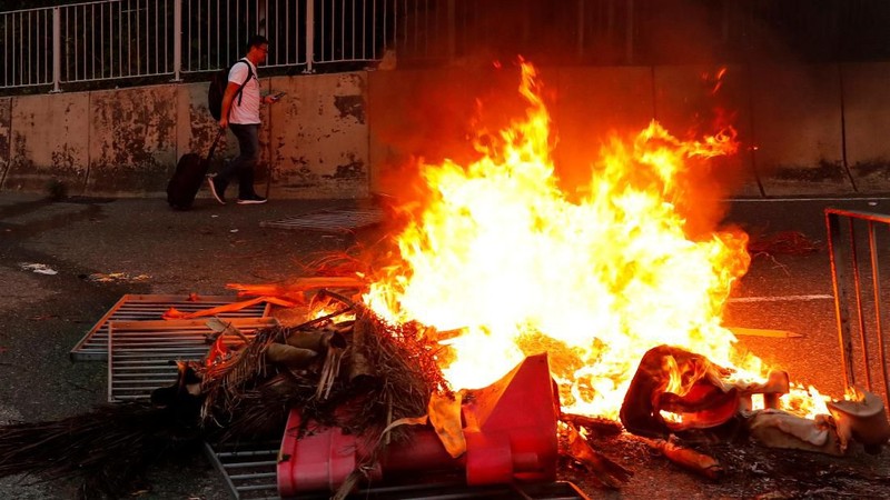Bandara Hong Kong merupakan bandara tersibuk no 6 di dunia yang terdapat 427 ribu pergerakan, 74 juta penumpang dan 5,1 juta ton total kargo yang diangkut.