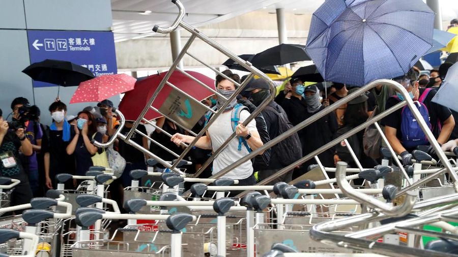 Bandara Hong Kong merupakan bandara tersibuk no 6 di dunia yang terdapat 427 ribu pergerakan, 74 juta penumpang dan 5,1 juta ton total kargo yang diangkut.