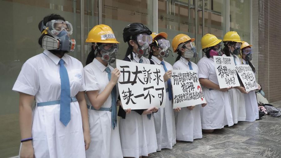 Kini giliran para pelajar Hong Kong berdemo sebagai bentuk dukungan pada massa pro demokrasi.