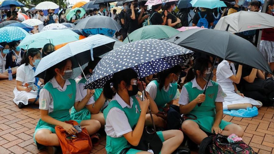 Kini giliran para pelajar Hong Kong berdemo sebagai bentuk dukungan pada massa pro demokrasi.