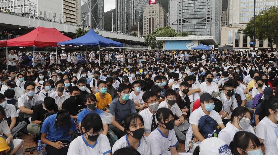 Kini giliran para pelajar Hong Kong berdemo sebagai bentuk dukungan pada massa pro demokrasi.