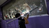 Ratusan pedemo berpakaian serba hitam dan penutup wajah dilaporkan menyerbu stasiun MTR di Kowloon Tong, Fortress Hill, Yau Ma Tei, Prince Edward, dan Mang Kok sejak pukul 07.20 waktu lokal. (REUTERS/Tyrone Siu)