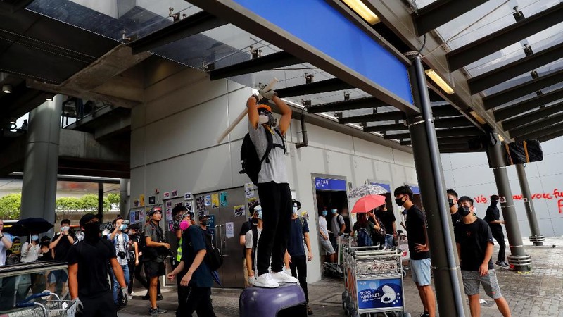 Bandara Hong Kong merupakan bandara tersibuk no 6 di dunia yang terdapat 427 ribu pergerakan, 74 juta penumpang dan 5,1 juta ton total kargo yang diangkut.