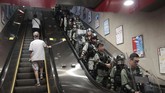 Beberapa pengunjuk rasa bahkan menggunakan payung dan tubuh mereka untuk mencegah penumpang masuk dan keluar gerbong kereta. (AP Photo/Jae C. Hong)