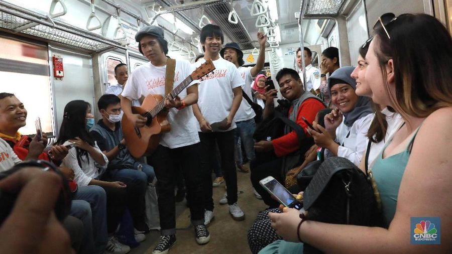D'Masiv hadir untuk menghibur para penumpang KRL dalam rangka merayakan Hari Pelanggan Nasional yang jatuh tiap tanggal 4 September.