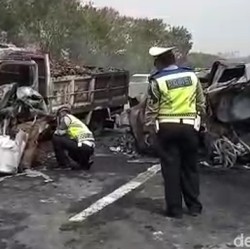 Petugas Gabungan Olah TKP Kecelakaan Maut Tol Cipularang